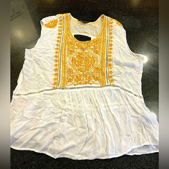 Anthropologie sleeveless top with yellow/ gold embroidered details. - Picture 4 of 8